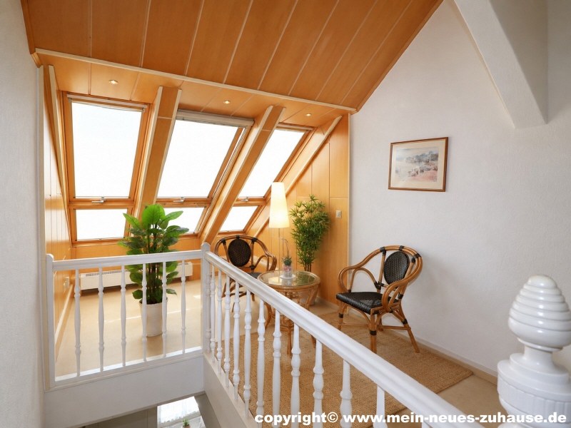 Bild 15 Flurbereich Dachgeschoss (KI-optimiert) Wohn- / Gesch�ftshaus Senftenberg