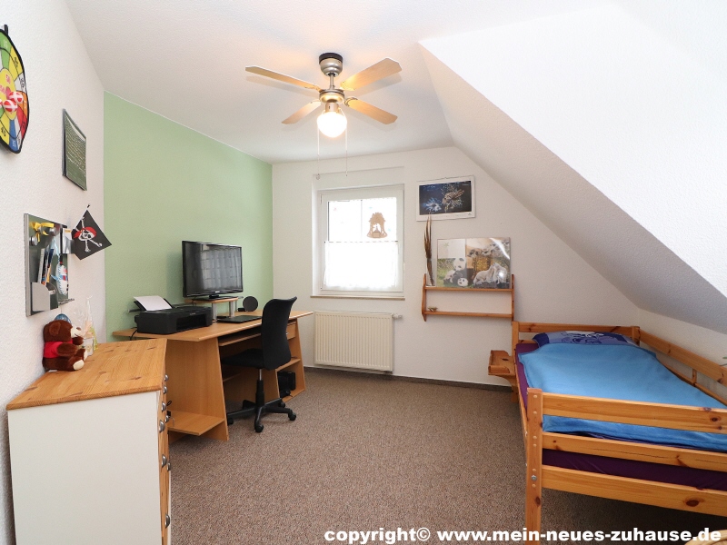 Bild 12 Zimmer 2 Dachgeschoss Einfamilienhaus Neupetershain