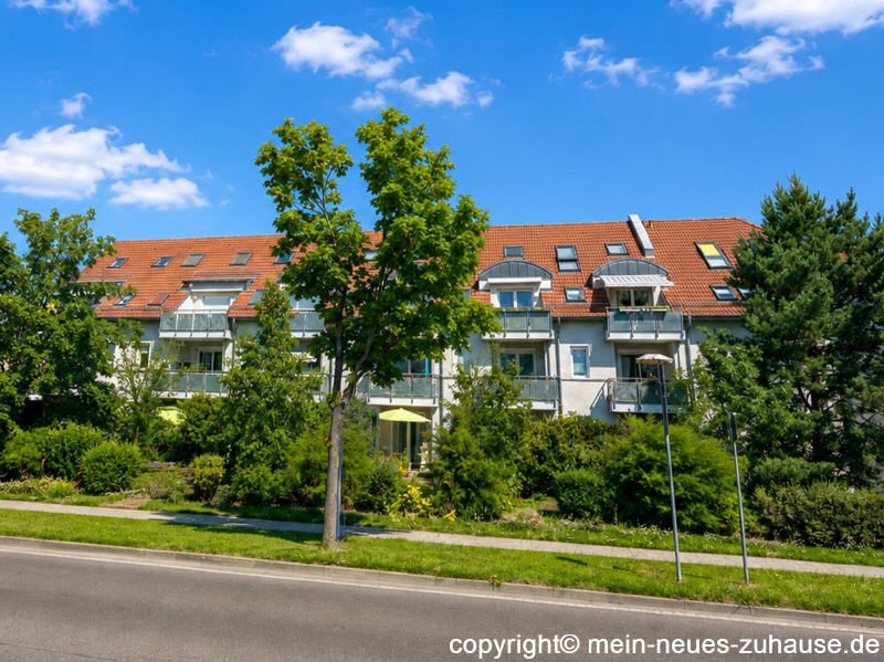 Bild 3 Stra�enansicht (KI-optimiert) Dachgeschosswohnung Cottbus
