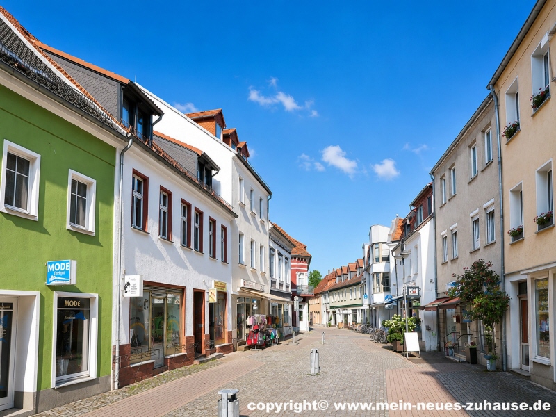 Bild 22 Fu�g�ngerzone Ansicht 2 (KI-optimiert) Wohn- / Gesch�ftshaus Senftenberg