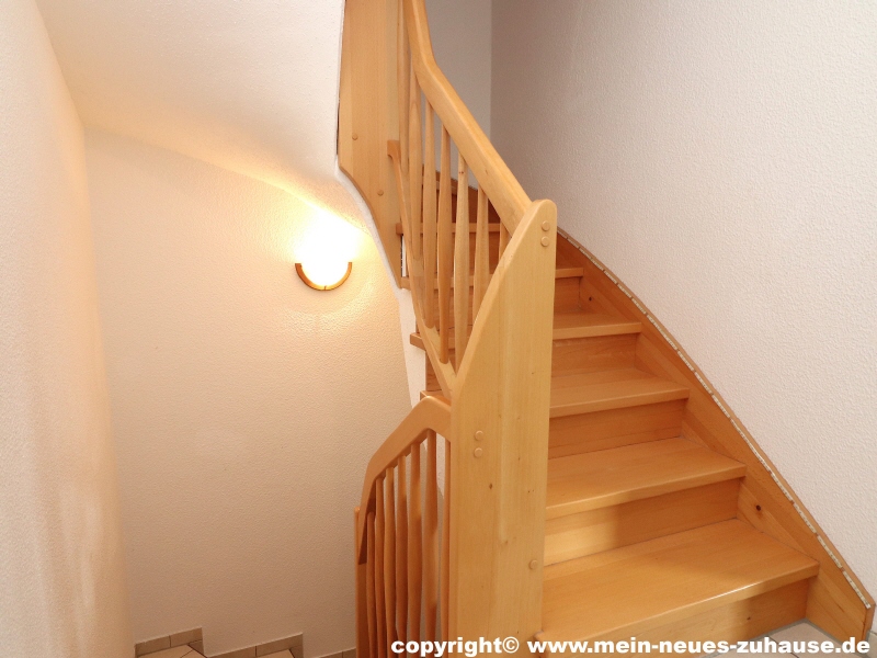 Bild 9 Treppe zum Dachgeschoss Einfamilienhaus Neupetershain