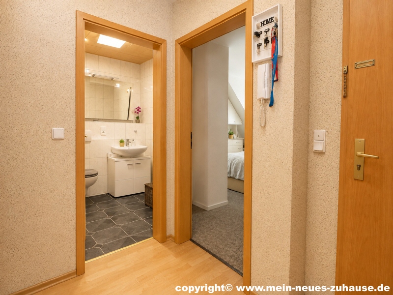 Bild 4 Flur (KI-optimiert) Dachgeschosswohnung Cottbus