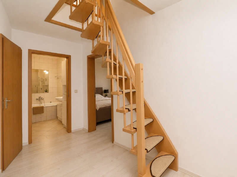 Bild 18 Treppe zum Spitzboden (KI-optimiert) Reihenmittelhaus Drebkau