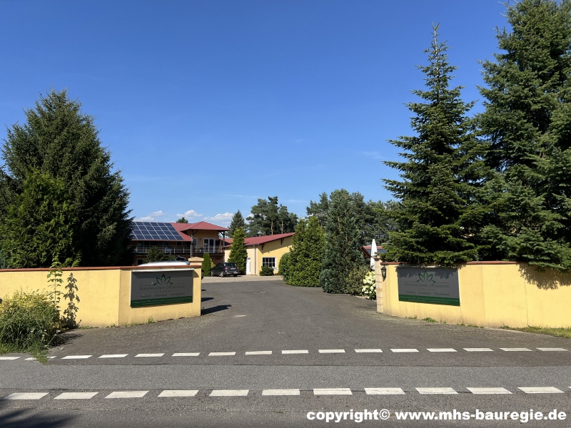 Bild 3 Einfahrt Hotel Hotels Neu Zauche