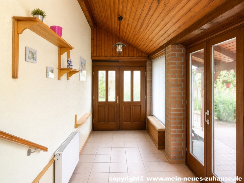Bild 4 Eingangsbereich Ansicht 2 (KI-optimiert) Einfamilienhaus Drebkau
