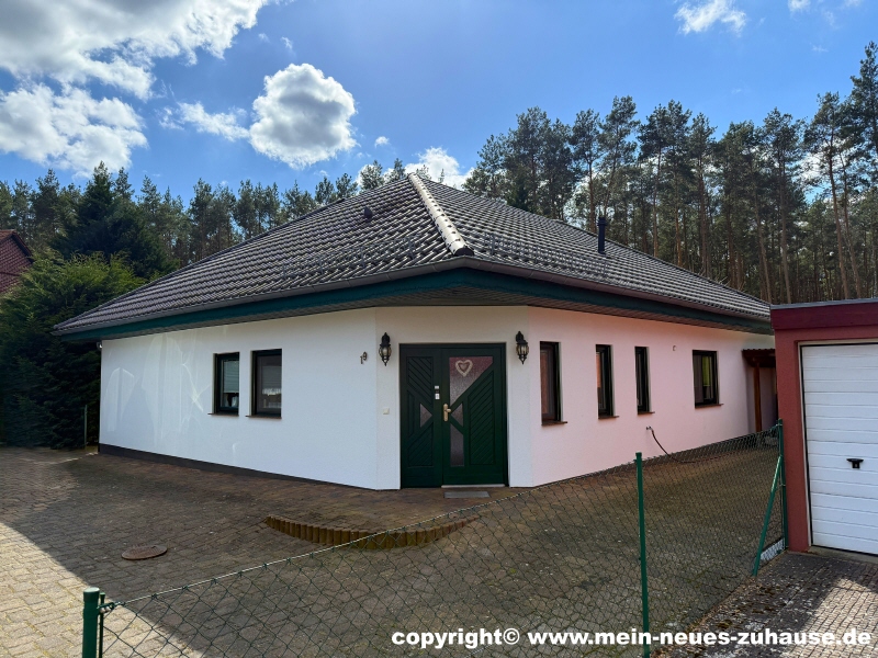 Bild 2 Stra�enansicht Bungalow Cottbus