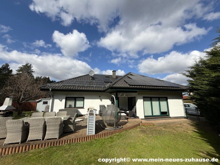 Bild 1 Wohnhaus Seitenansicht mit Terrasse Cottbus - Sielow Bungalow Mein neues Zuhause - barrierefrei mit Salzwasserpool und Au�ensauna!
