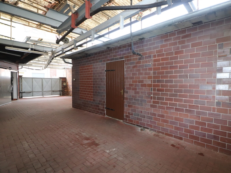 Bild 18 Grundst�ckszufahrt mit K�hlhaus und Getr�nkelager Wohn- / Gesch�ftshaus Cottbus