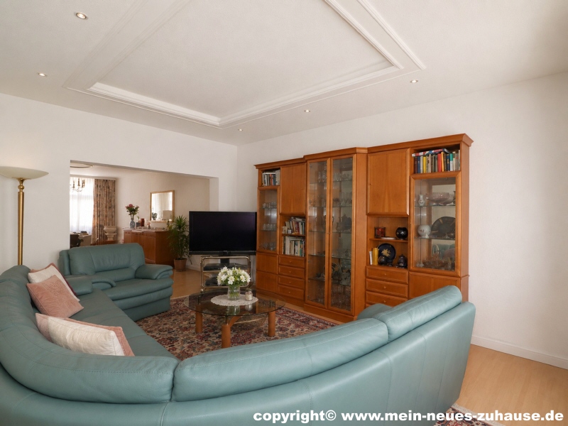 Bild 8 Wohnzimmer Obergeschoss (KI-optimiert) Wohn- / Gesch�ftshaus Senftenberg