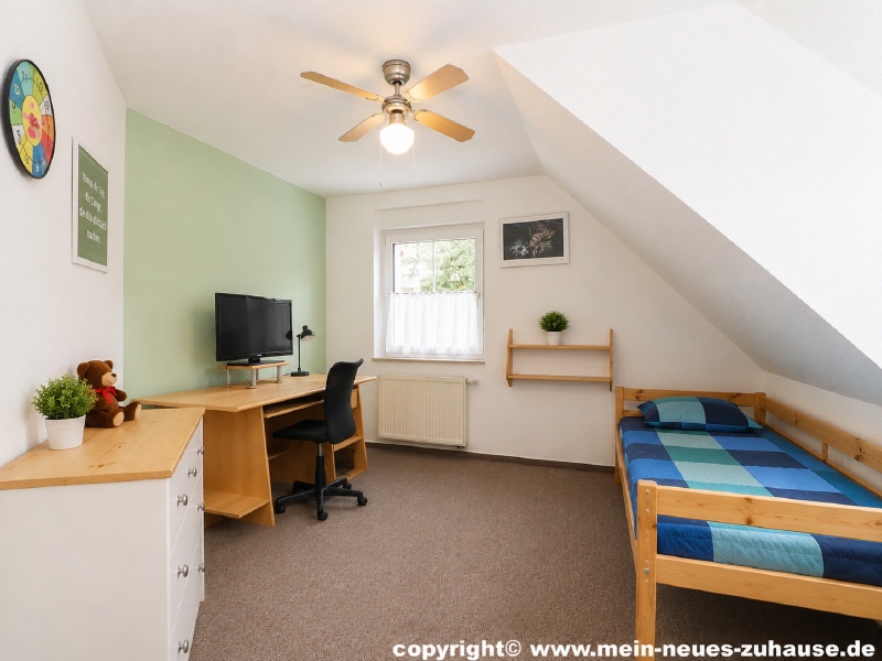 Bild 12 Zimmer 2 Dachgeschoss Einfamilienhaus Neupetershain