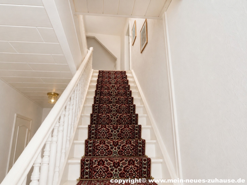 Bild 13 Treppe zum Dachgeschoss (KI-optimiert) Wohn- / Gesch�ftshaus Senftenberg