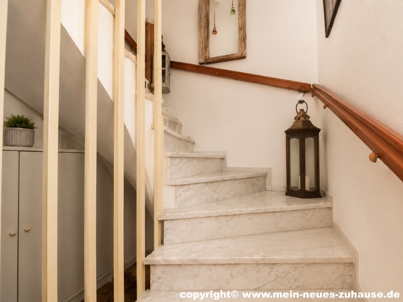 Bild 8 Treppe zum Obergeschoss Reihenmittelhaus Cottbus