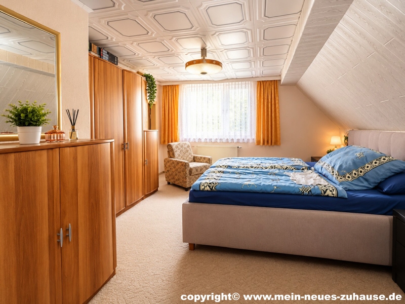 Bild 19 Schlafzimmer Dachgeschoss (KI-optimiert) Einfamilienhaus Drebkau