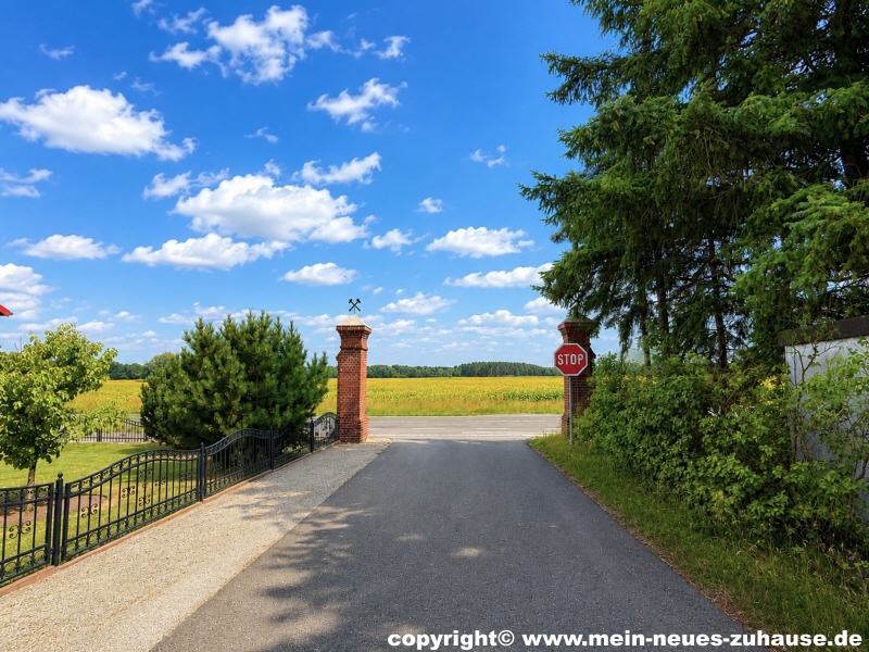 Bild 31 Einfahrt Stra�e (KI-optimiert) Einfamilienhaus Drebkau