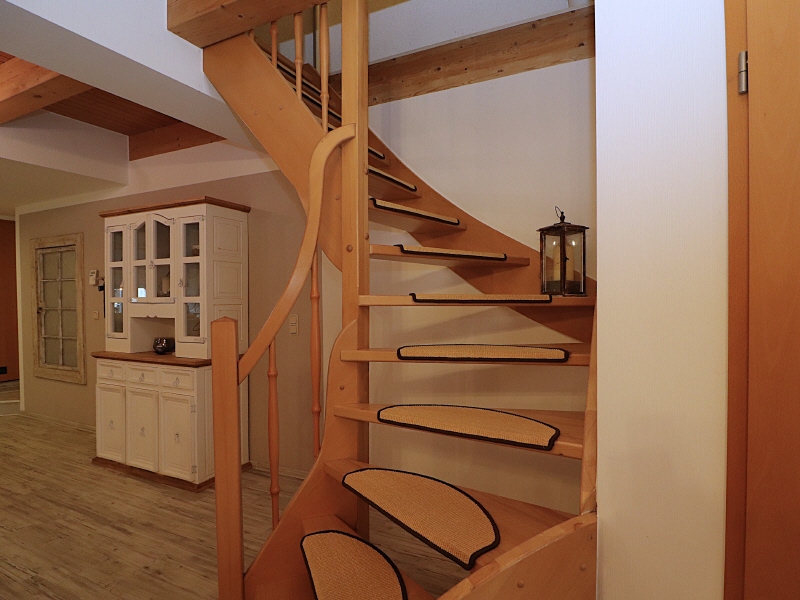Bild 12 Treppe zum Obergeschoss (KI-optimiert) Reihenmittelhaus Drebkau