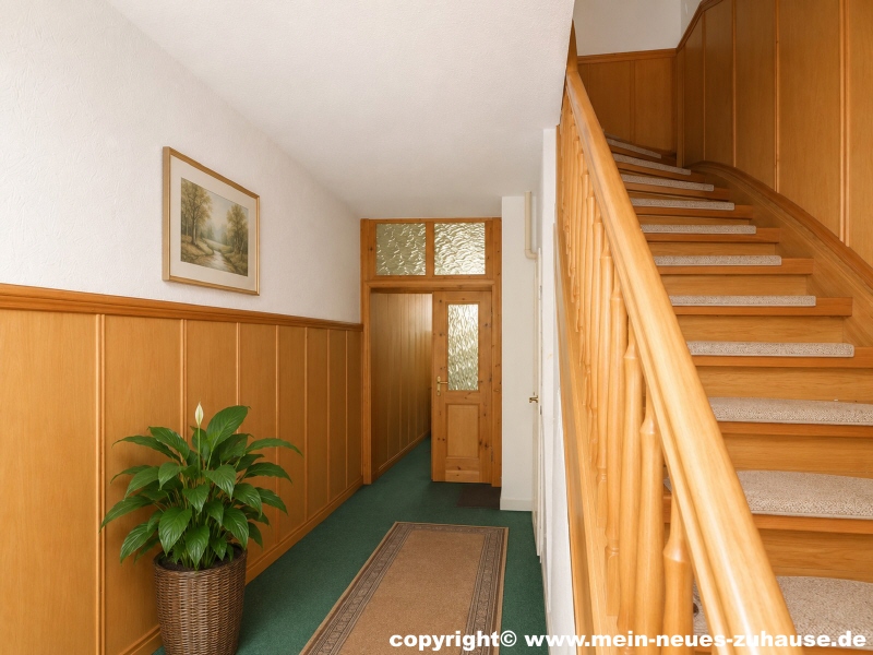 Bild 7 Flur und Treppe zum Obergeschoss (KI-optimi Wohn- / Gesch�ftshaus Senftenberg
