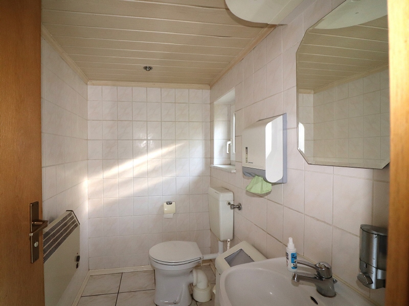 Bild 4 G�ste-Toilette Gastgewerbe Guben