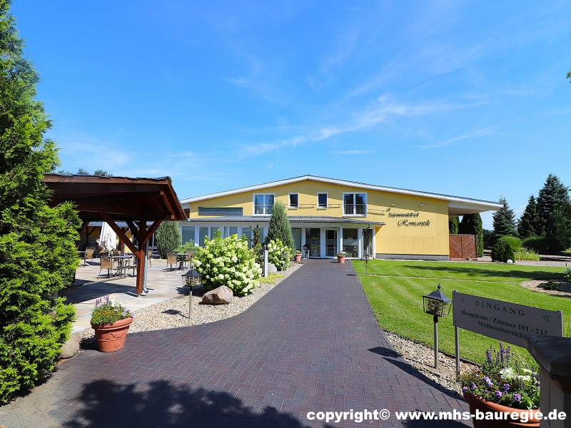 Bild 1 Hotel Vorderansicht Gastgewerbe Neu Zauche