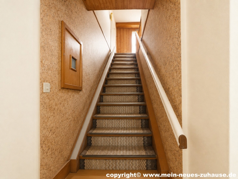 Bild 14 Treppe zum Dachgeschoss (KI ge�ndert) Einfamilienhaus Drebkau