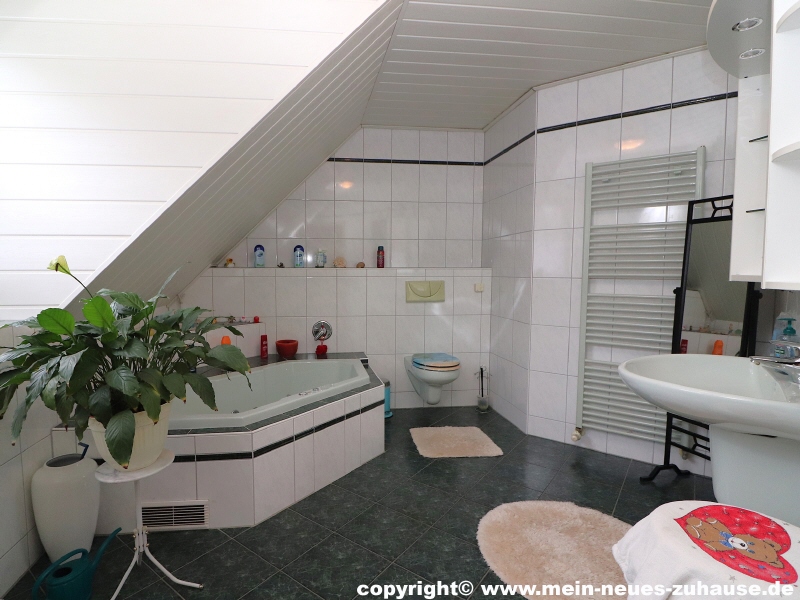 Bild 14 Bad Dachgeschoss Einfamilienhaus Neupetershain